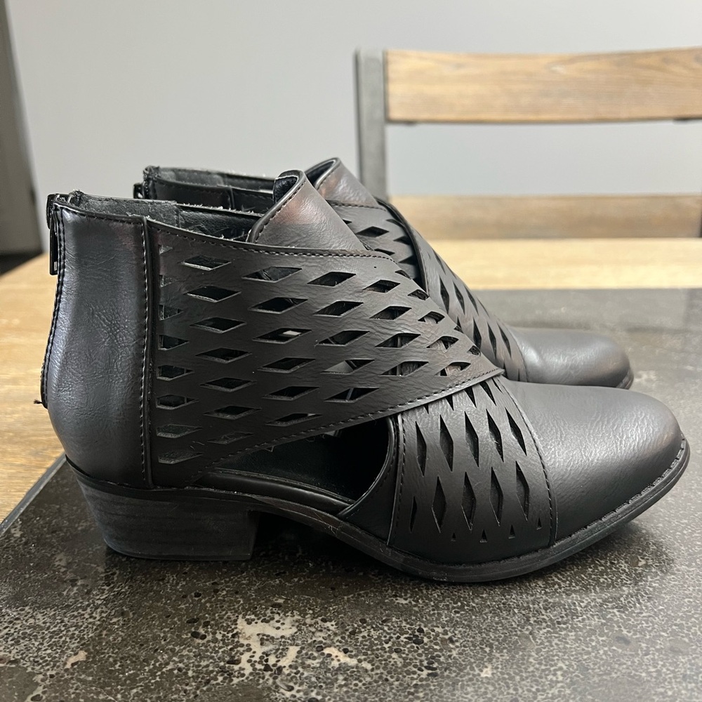 Yoki Black Women's Ankle Boots